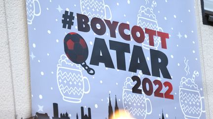 Une affiche à Cologne (Allemagne) appelant au boycott de la Coupe du monde de football au Qatar, le 16 novembre 2022 (THOMAS BANNEYER / DPA)