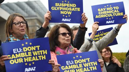 Des manifestants à Bruxelles contre le&nbsp;glyphosate, le 18 mai 2016. (JOHN THYS / AFP)