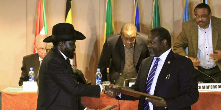 Le président du Soudan du Sud Salva Kiir (chapeau noir) et son ancien vice-président Riek Machar, après la signature d'un cessez-le-feu à Addis Abeba, le 1er février 2015. (Photo Reuters)