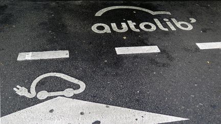 Le logo d'Autolib' sur&nbsp;une place de stationnement réservée, le 19 juin 2018 à Paris. (MAXPPP)