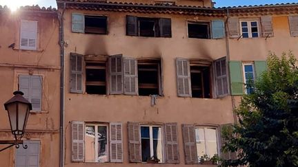 Un immeuble de Grasse (Alpes-Maritimes) dans lequel un incendie a fait trois morts, trois blessés graves et quatre blessés légers, dans la nuit du 12 au 13 août 2023. (VINCENT-XAVIER MORVAN / AFP)