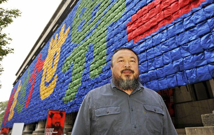 Ai Weiwei devant son oeuvre Remembering, composée de 9.000 cartables, à Munich en 2009. (JOERG KOCH / DDP / DDP IMAGES/AFP)