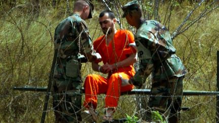 Le co&ucirc;t annuel par d&eacute;tenu est estim&eacute; &agrave; 800 000 dollars (625 000 euros) ce qui fait de Guantanamo la prison la plus ch&egrave;re des Etats-Unis. (CHRIS HONDROS / GETTY IMAGES)