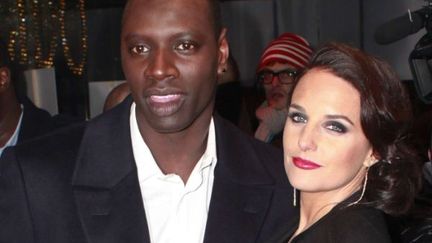 Omar Sy et sa femme H&eacute;l&egrave;ne &agrave; la c&eacute;r&eacute;monie des Globes de Cristal, au cabaret du Lido, &agrave; Paris, le 6 f&eacute;vrier 2012.&nbsp; (THIBAULT CAMUS / AP / SIPA)