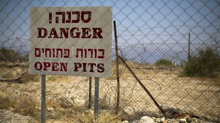 Les autorités israéliennes ont beau installer des panneaux d'avertissement, les dolines se forment aussi sans prévenir, rendant périlleux tout déplacement dans les parages. Les dolines ou «sinkholes», littéralement trous d'évier en anglais, ont fait leur apparition dans les années 80. Leur nombre est passé d'une quarantaine en 1990 à environ 3.000 ajourd'hui. Des affaissements qui sont «une conséquence directe de la mauvaise gestion des ressources en eau dans la région», selon l'écologiste Gidon Bromberg, directeur israélien d'EcoPeace Moyen-Orient, une initiative israélo-jordano-palestinienne pour la préservation du paysage naturel de la région, cité par i24News. (Amir COHEN / REUTERS)