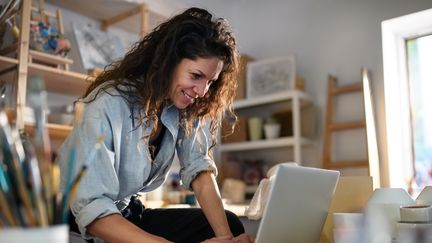 Parmi les Français qui envisagent de créer leur entreprise, les femmes sont surreprésentées. (HALFPOINT IMAGES / MOMENT RF)