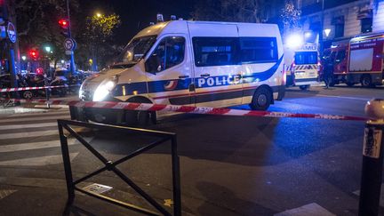 Un car de police dans les rues de Paris, près du boulevard Voltaire, où se trouvent la salle de concert Le Bataclan, vendredi 13 novembre 2015.&nbsp; (AMINE LANDOULSI / ANADOLU AGENCY / AFP)