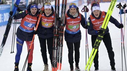 L'équipe de France de biathlon, emmenée par Julia Simon, Chloé Chevalier, Anaïs Chevalier-Bouchet et Lou Jeanmonnot, célèbre sa victoire sur le relais, à Hochfilzen (Autriche), le 11 décembre 2022. (ANDREAS SCHAAD / SIPA)