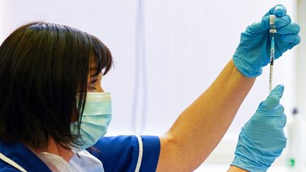 Une infirmière prépare une dose de vaccin Pfizer-BioNtech, à Derby (Royaume-Uni), le 20 septembre 2021. (PAUL ELLIS / AFP)