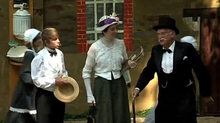 Chaque été depuis 30 ans, les habitants d'Athée (Mayenne) font revivre une noce 1900 en costumes et en patois.
 (France 3 / Culturebox)