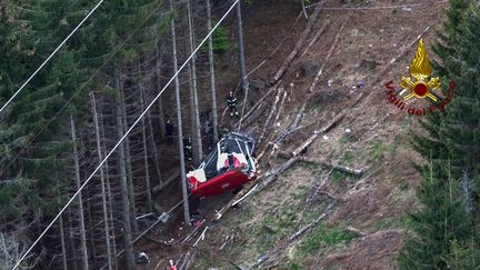 Une photo aérienne prise par les pompiers italiens montre le téléphérique qui s'est écroulé dans la station balnéaire de la Stresa (Italie), dimanche 23 mai 2021. (HANDOUT / VIGILI DEL FUOCO)