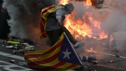 Un manifestant pro-indépendance de la Catalogne, le 18 octobre 2019 à Barcelone (Espagne). (JOSEP LAGO / AFP)