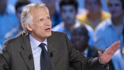 Le candidat &agrave; la pr&eacute;sidentielle Dominique de Villepin sur le plateau du Grand journal de Canal+, le 13 d&eacute;cembre 2011. (MIGUEL MEDINA / AFP)