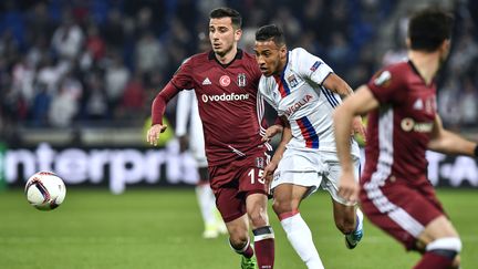 Le milieu de terrain du Besiktas,&nbsp;Oguzhan Ozyakup contre le milieu de terrain lyonnais, Corentin Tolisso, lors du quart de finale aller de la Ligue Europa, au parc OL, le 13 avril 2017. (JEFF PACHOUD / AFP)