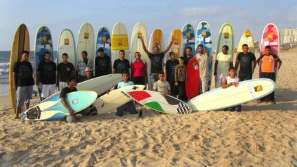 Rawand Abu Ghanem (6e personne debout en partant de la droite), lors d'une journée de surf pour le Gaza Surf Club. (© Gaza Surf Club)