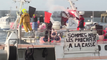 Alors qu'une recommandation européenne suscitait la colère des pêcheurs français, la Commission européenne a assuré, dimanche 2 avril, que la pêche de fond dans les aires marines protégées ne serait pas interdite. (franceinfo)