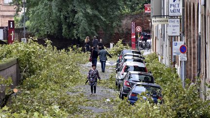 Les habitants de Montauban&nbsp;(Tarn-et-Garonne) ont d&eacute;couvert, le 1er septembre 2015, leur ville ravag&eacute;e par les orages.&nbsp; (PASCAL PAVANI / AFP)