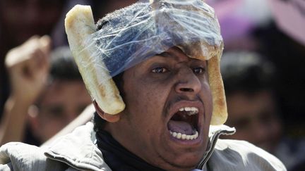 Un opposant au r&eacute;gime manifeste &agrave; Sanaa (Yemen), le 3 f&eacute;vrier 2011. (KHALED ABDULLAH / REUTERS)