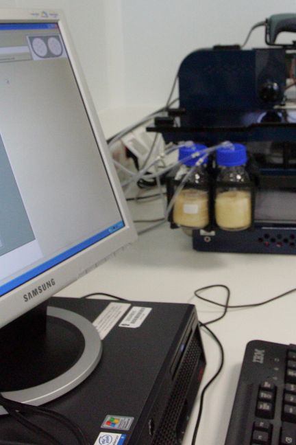 Un&nbsp;technicien isole un fragment d'un prélèvement d'ADN, le 12 octobre 2007 dans les locaux du Service central d'analyse génétique de la gendarmerie (SCAGGEND) à Cergy-Pontoise. (MEHDI FEDOUACH / AFP)