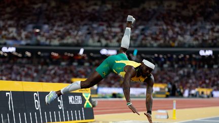 Un saut insolite. Après une bonne course d'élan, Carey McLeod a glissé sur la planche au moment de s'envoler pour son troisième essai de la finale de la longueur, jeudi 24 août 2023. Plus de peur que de mal, le Jamaïcain de 25 ans ne s'est pas blessé et a décroché la troisième place avec un saut à 8,27 m. (MAXPPP)