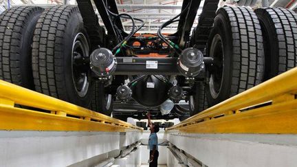 inspecte le moteur d'un camion Bharat Benz.

De moyens et de forts tonnages de 6 à 49 tonnes, ces camions, qui se basent sur des plateformes existantes de vieux modèles destinés à la Turquie et au Japon, sont recyclés et améliorés.

85% des pièces sont produites localement.

La nouvelle marque est un « mélange de l'ADN de Daimler et du savoir-faire indien », explique encore Dieter Zetsche, le patron de Daimler. (REUTERS/Babu Babu)