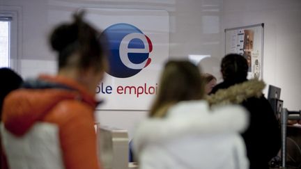 Des demandeurs d'emplois dans l'agence Pôle Emploi de Gap (Hautes-Alpes), le 14 mars 2022. (THIBAUT DURAND / HANS LUCAS / AFP)