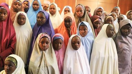 Des collégiennes nigérianes, enlevées dans leur pensionnat à Dapchi, dans le nord-est de Yobe, après leur libération le 23 mars 2018.  (PHILIP OJISUA / AFP)