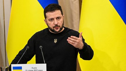 Le président ukrainien Volodymyr Zelensky durant une conférence de presse à Kiev, en Ukraine, le 11 janvier 2023. (YURIY DYACHYSHYN / AFP)