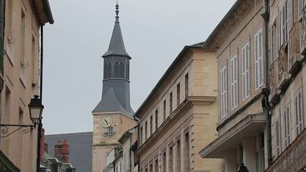 Si le coronavirus se transmet plus facilement dans les métropoles à forte densité de population, comment peut-il circuler dans les zones rurales ? Les équipes de France Télévisions ont mené l'enquête dans le département de la Nièvre, peu peuplé et fortement touché par l'épidémie. (France 2)