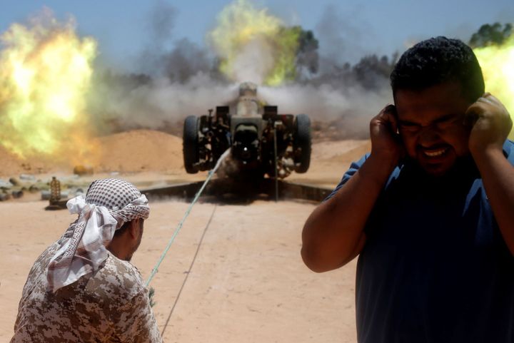 Les combats sont acharnés entre les forces pro-gouvernementales et l'EI à Syrte. Depuis le début de l'offensive à la mi-mai 2016, ces affrontements ont fait plus de 200 morts et des centaines de blessés parmi les forces du GNA. Le bilan côté djihadiste est inconnu. (REUTERS / Goran Tomasevic)