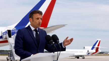 Emmanuel Macron lors d'une prise de parole sur&nbsp;le tarmac de l'aéroport d'Orly (Val-de-Marne), le 14 juin 2022. (GONZALO FUENTES / AFP)