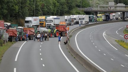 Des &eacute;leveurs bloquent le p&eacute;riph&eacute;rique de Caen, le 20 juillet 2015. (CHARLY TRIBALLEAU / AFP)