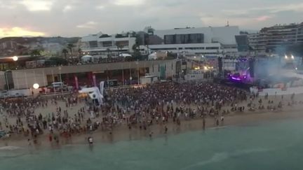 À Cannes, dans les Alpes-Maritimes, ont lieu ce week-end les plages électroniques, un festival qui accueille près de 40 000 amateurs de musique. (FRANCE 3)