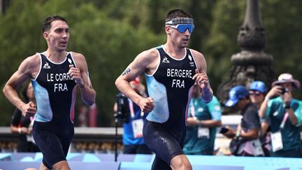 Le Français Leo Bergère a décroché le bronze devant son compatriote Pierre Le Corre, lors du triathlon des Jeux olympiques, à Paris, le 31 juillet 2024. (ANNE-CHRISTINE POUJOULAT / AFP)