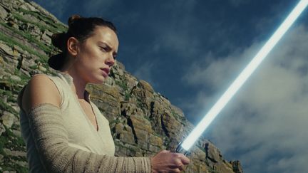 Daisy Ridley incarnant Rey dans&nbsp;Star Wars : Les derniers Jedi (2017). (LUCASFILM/ILM)