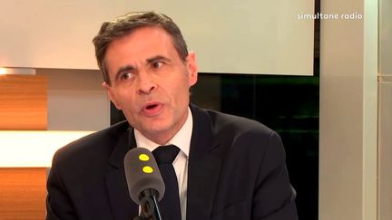 Matthieu Aron, le directeur-adjoint de la rédaction de "L’Obs", était l'invité de franceinfo jeudi 5 avril. (FRANCEINFO)