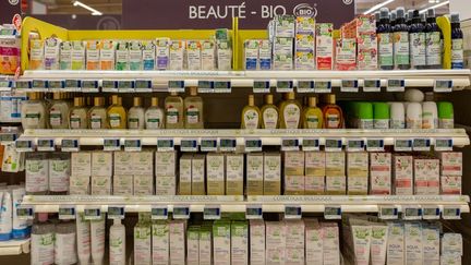 Un rayon de produits cosmétiques dans un supermarché de Perpignan (Pyrénées-Orientales), le 15 octobre 2019. (CELINE ISAERT - VINCENT BRUGERE / AFP)