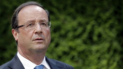 Fran&ccedil;ois Hollande, le 8 ao&ucirc;t 2013, lors d'une visite des laboratoires iXBlue, &agrave; Marly-le-Roi (Yvelines). (CHRISTIAN HARTMANN / AFP)