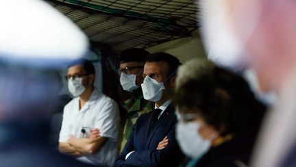 Le président Emmanuel Macron à l'hôpital militaire de campagne de Mulhouse (Haut-Rhin), le 25 mars 2020. (MATHIEU CUGNOT / AFP)