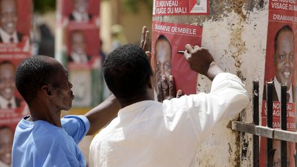 Des partisans du candidat Dramane Demb&eacute;l&eacute; collent des affiches &agrave; Gao, dans le nord du Mali, le 25 juillet 2013. (KENZO TRIBOUILLARD / AFP)