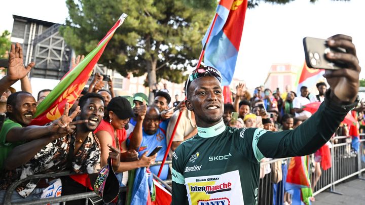 Biniam Girmay avec ses fans à l'arrivée de la 21e étape du Tour de France à Nice, le 21 juillet 2024. (TOM GOYVAERTS / BELGA MAG / AFP)