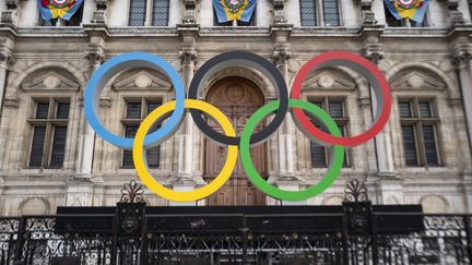 Les anneaux olympiques installés devant l'hôtel de ville de Paris, le 25 octobre 2022. (MAGALI COHEN / AFP)