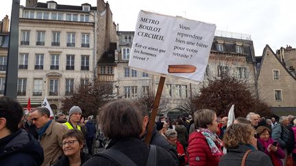 Des manifestants contre la réforme des retraites se sont rassemblés sur la place de la Révolution à Besançon jeudi 9 janvier. (ANNE FAUVARQUE / FRANCE-BLEU BESANÇON)