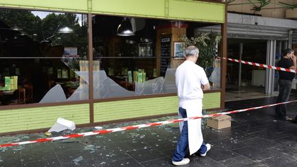 La baie vitr&eacute;e d'un restaurant d&eacute;truite lors des violences survenues en marge d'une manifestation pro-palestinienne, &agrave; Sarcelles (Val-d'Oise), le 21 juillet 2014. (MIGUEL MEDINA / AFP)