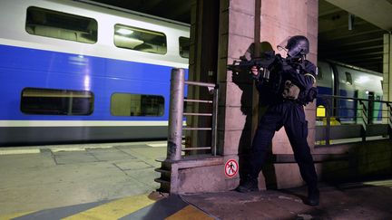 Un membre du GIGN en position lors d'un exercice antiterroriste à la gare Montparnasse à Paris, le 20 avril 2016. (MIGUEL MEDINA / AFP)