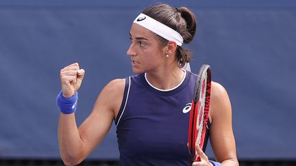 Caroline Garcia s'est qualifiée pour le deuxième tour de l'US Open en s'imposant face à Harriet Dart, le 30 août 2021. (SARAH STIER / AFP)