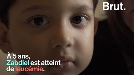 Au Venezuela, les pénuries qui frappent depuis plusieurs années le pays mettent en péril la santé des malades. Parmi eux, Zabdiel, un enfant de 5 ans atteint de leucémie.