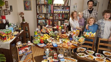 Famille allemande qui pose devant sa consommation alimentaire de la semaine. 
 (Peter Menzel)