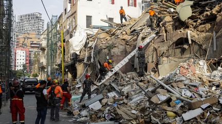 Les sauveteurs creusent dans les décombres d'un bâtiment à Beyrouth (Liban), le 3 septembre 2020, à la recherche d'éventuels survivants après la méga-explosion survenue dans le port.&nbsp; (JOSEPH EID / AFP)