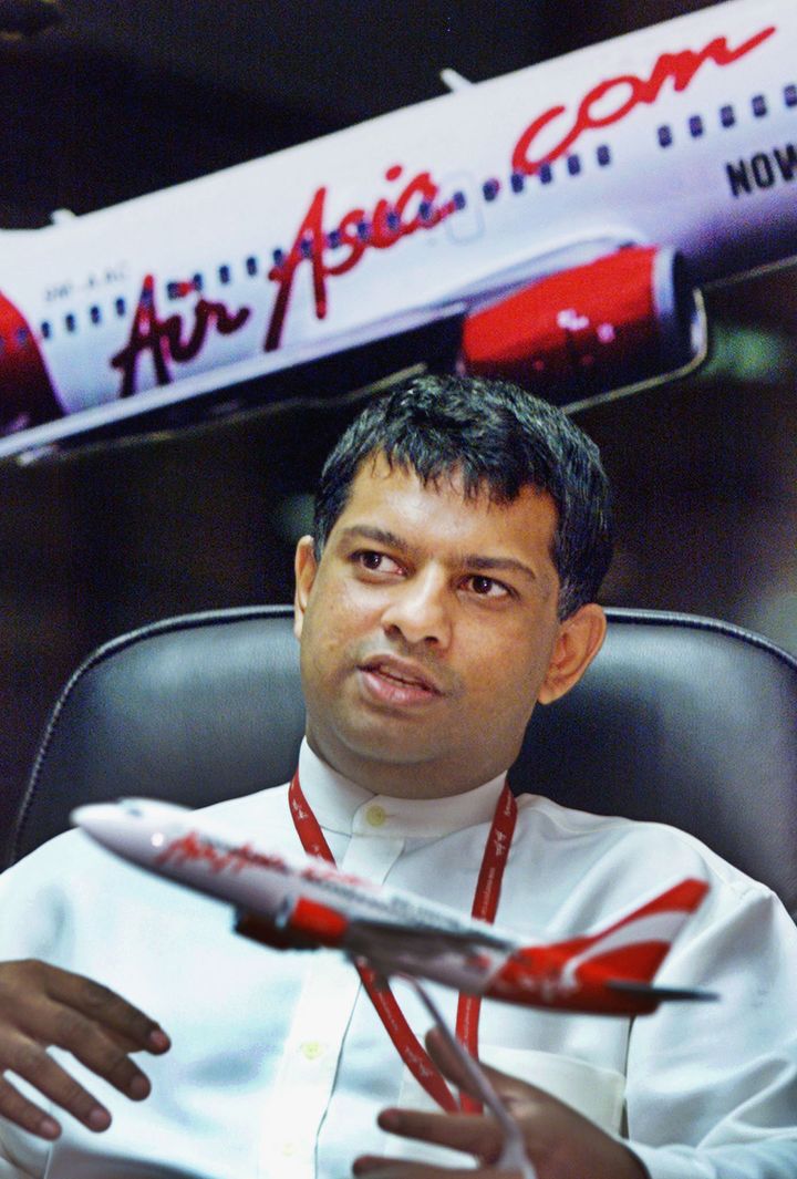 Le patron d'AirAsia, Tony Fernandes, au cours d'une interview dans son bureau de l'a&eacute;roport de Kuala Lumpur (Malaisie), le 25 novembre 2002. (REUTERS )